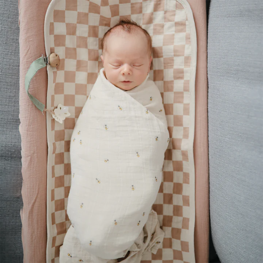 Mushie  Musselin Swaddle  Bees