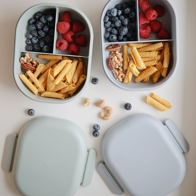 Lunchbox mit Fächer und Besteck von Mushie