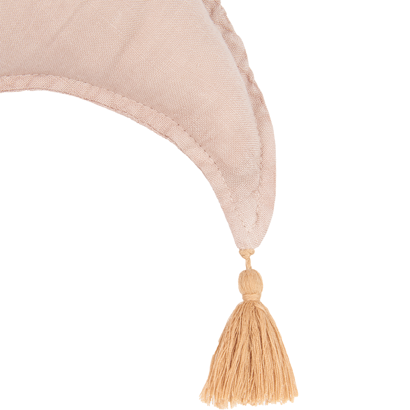 Nahaufnahme vom Bommel vom Mondkissen aus Leinen in Rosa mit Bommel von Nobodinoz. 