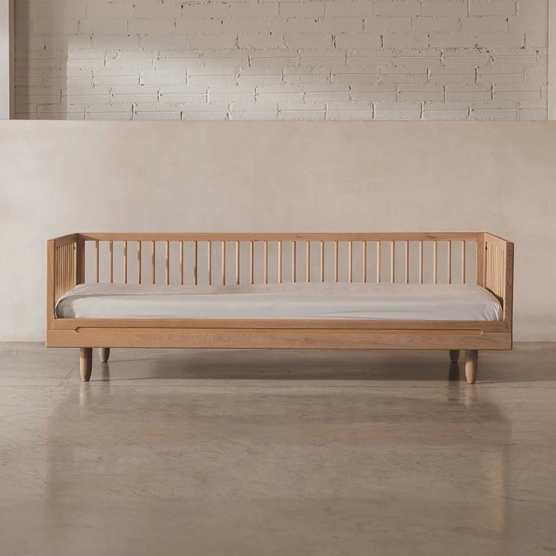 Bettsofa mit Matratze aus Eichenholz von Nobodinoz. 