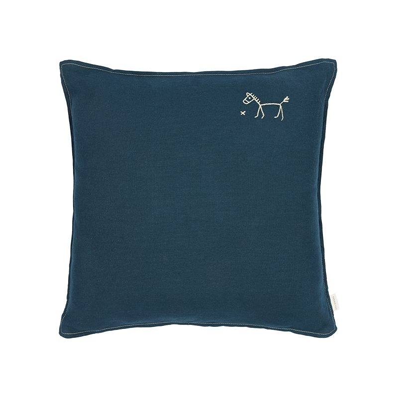 Nobodinoz Kissen in Dunkelblau mit beiger Pferdestickerei in der oberen Ecke und mit abgestepptem beigen Rand. 