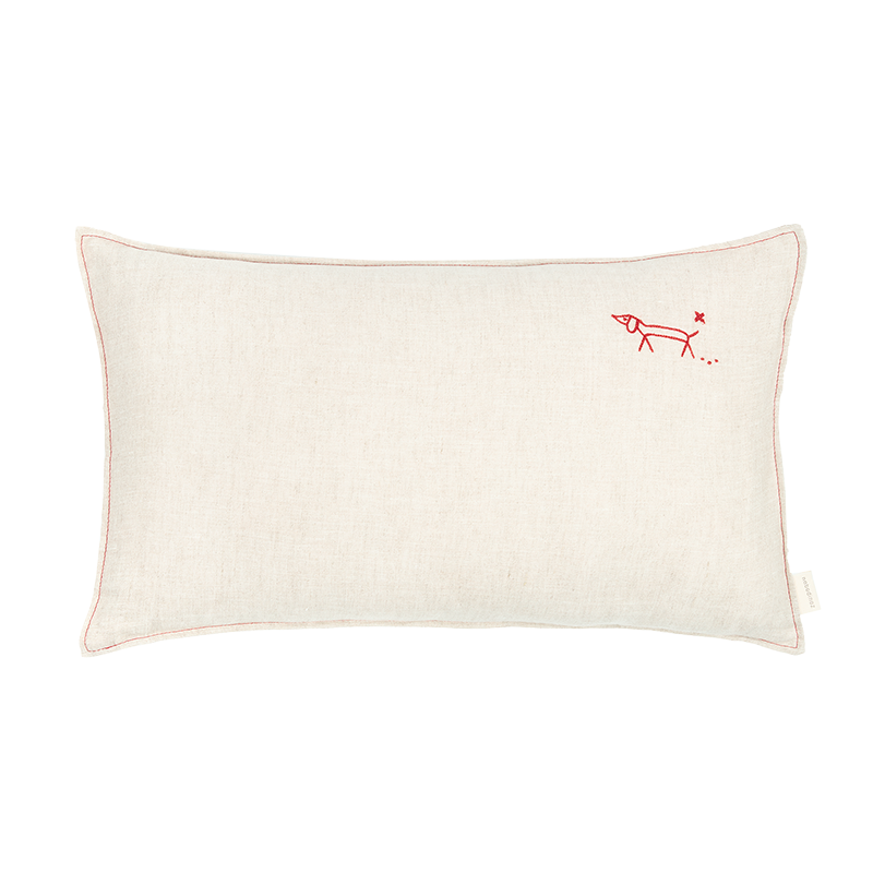 Leinenkissen in Beige mit roter Hundestrickerei und rotem abgestepptem Rand von Nobodinoz.