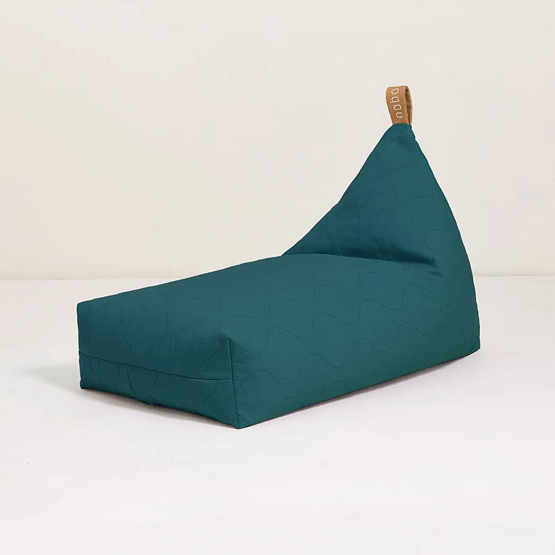 Gesteppter Sitzsack in Dunkelblau mit Trageschlaufe in Braun von Nobodinoz.