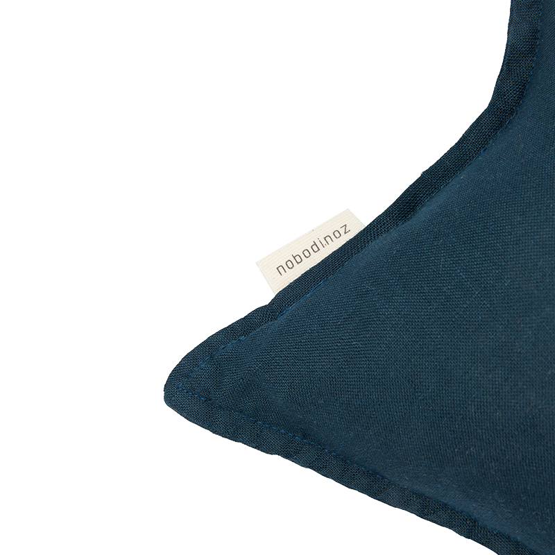 Nahaufnahme vom abgestepptem Rand von Blaues Kissen in Sternenform von Nobodinoz.