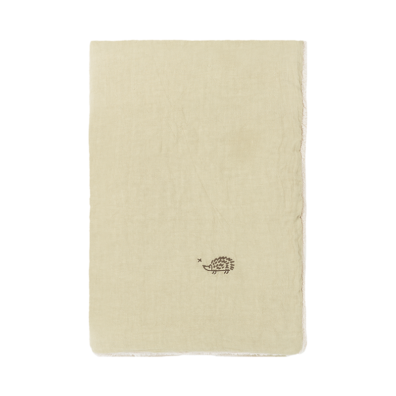 Kuscheldecke in Hellgrün mit Igelstickerei in der Ecke von Nobodinoz.