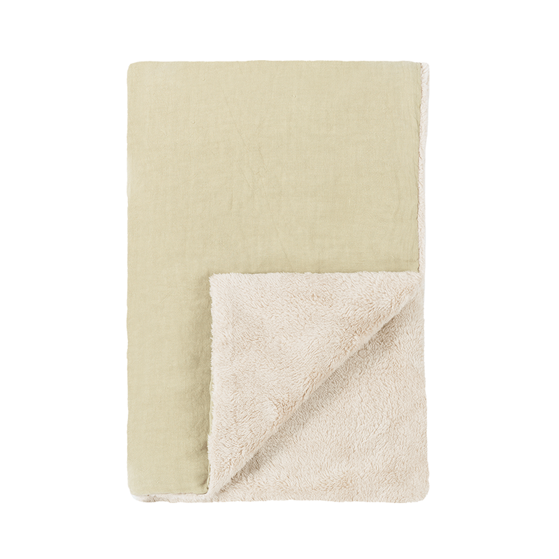 Kuscheldecke in Hellgrün mit Igelstickerei in der Ecke von Nobodinoz.