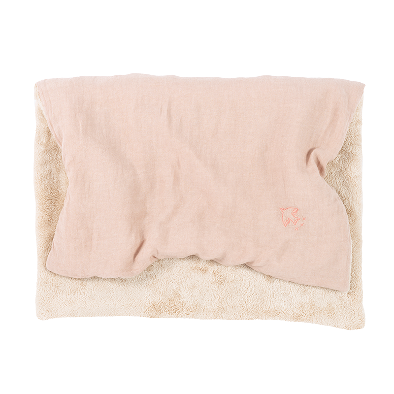 Rosa Kuscheldecke mit Vogelstickerei in der unteren Ecke von Nobodinoz. 