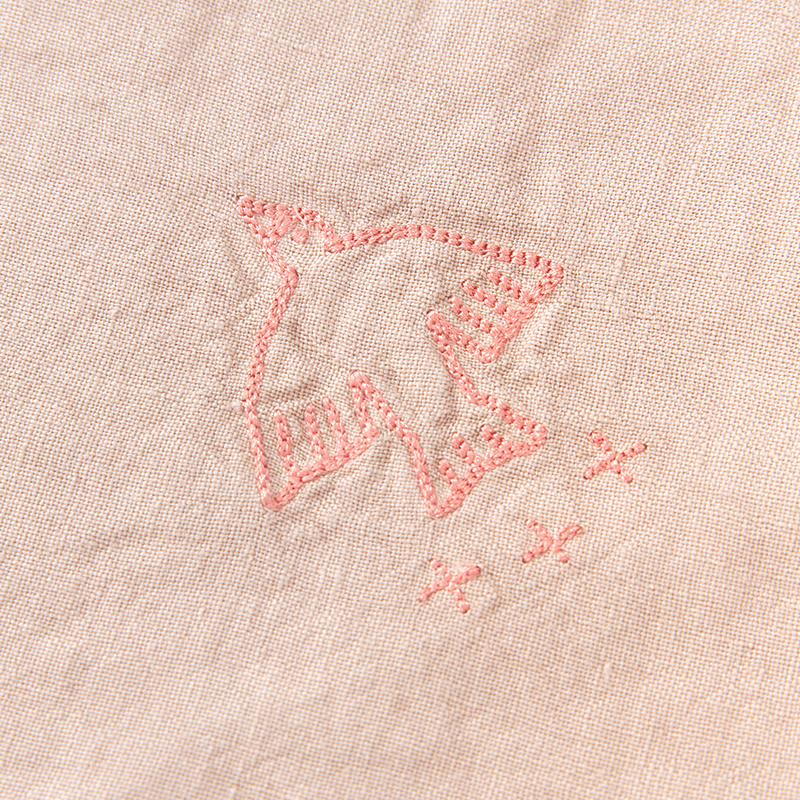 Winterdecke von Nobodinoz Nahaufnahme von der Vogelstickerei. 