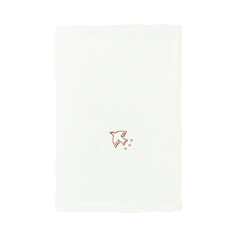 Winterdecke von Nobodinoz in Weiss mit Vogelstickerei. 