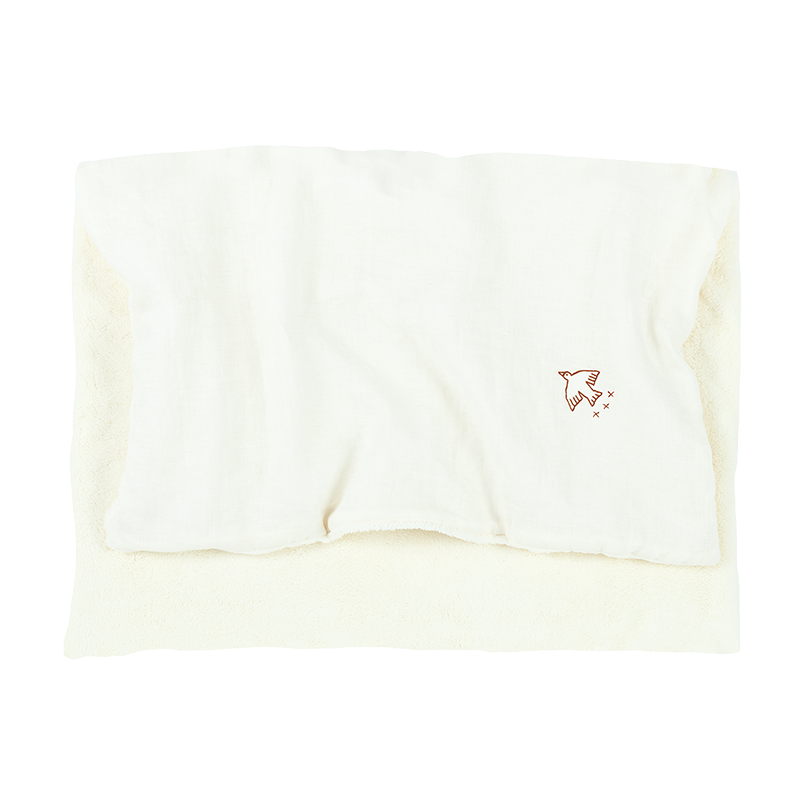 Decke in Weiss mit Vogelstickerei auf der linken Seite von Nobodinoz. 