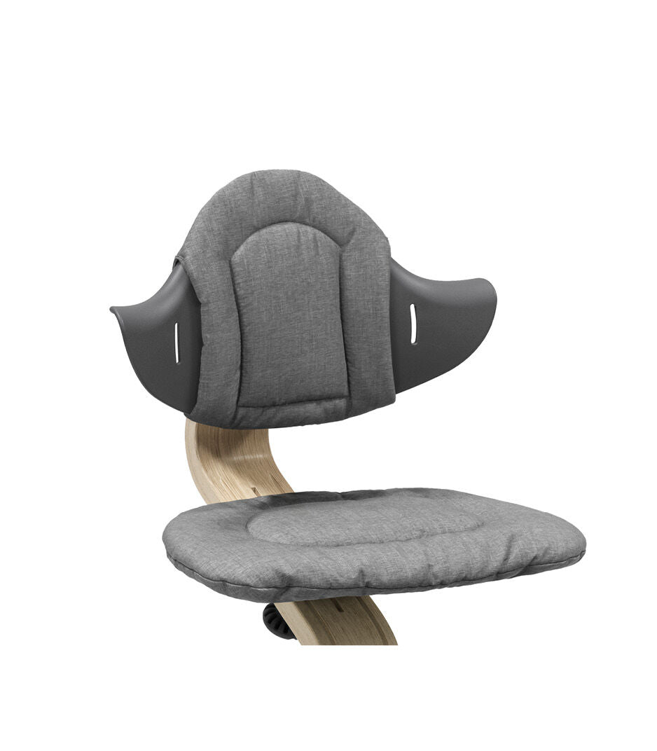 Sitzkissen in Grau auf dem Nomi Stuhl von Stokke.