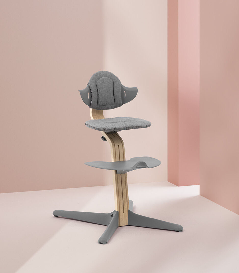 Nomi Hochstuhl mit Sitzkissen in Grau von Stokke. 