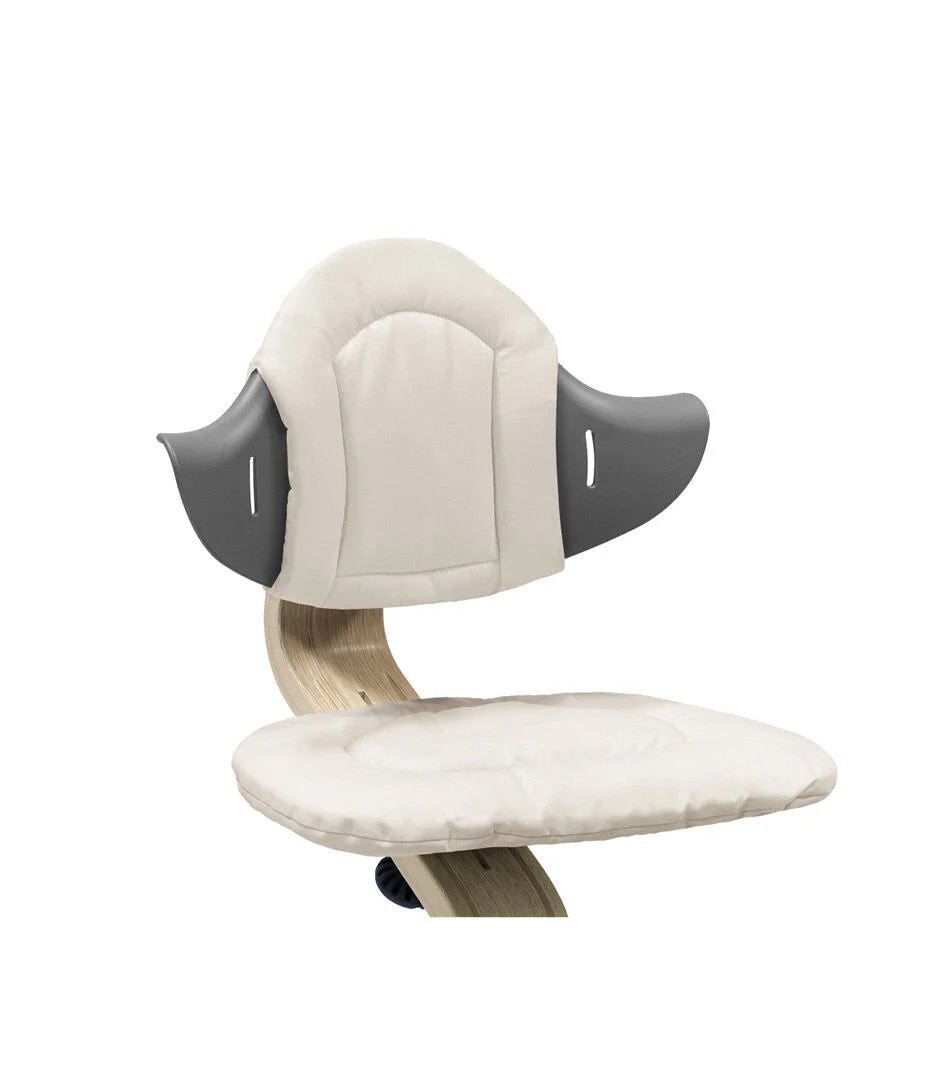 Sitzkissen in Beige auf dem Nomi Stuhl von Stokke.