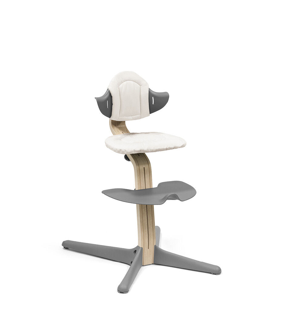 Nomi Hochstuhl mit Sitzkissen in Beige von Stokke.