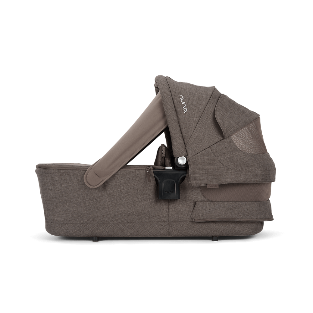 NUNA Triv lx Babywanne mit eingebautem Sonnenverdeck ausgefahren. Befestigt auf der Seite mit Magnet
