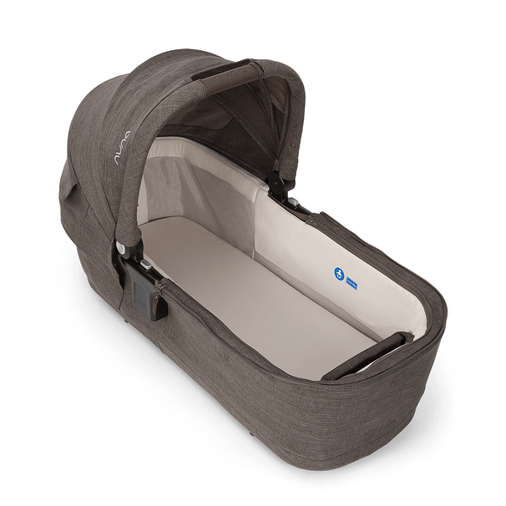 Nuna Triv lx Babywanne mit Wannenabdekcung entfernt direkter Blick auf Matratze und Innenraum