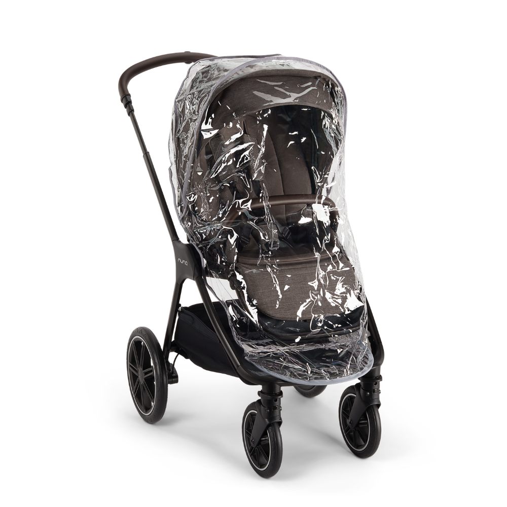 Nuna Triv lx in Chestnut mit Regenschutz auf Sitz 
