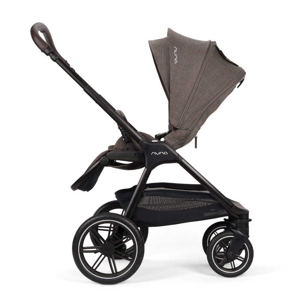 Nuna Triv lx in Chestnut mit Sitz schaut zu Eltern