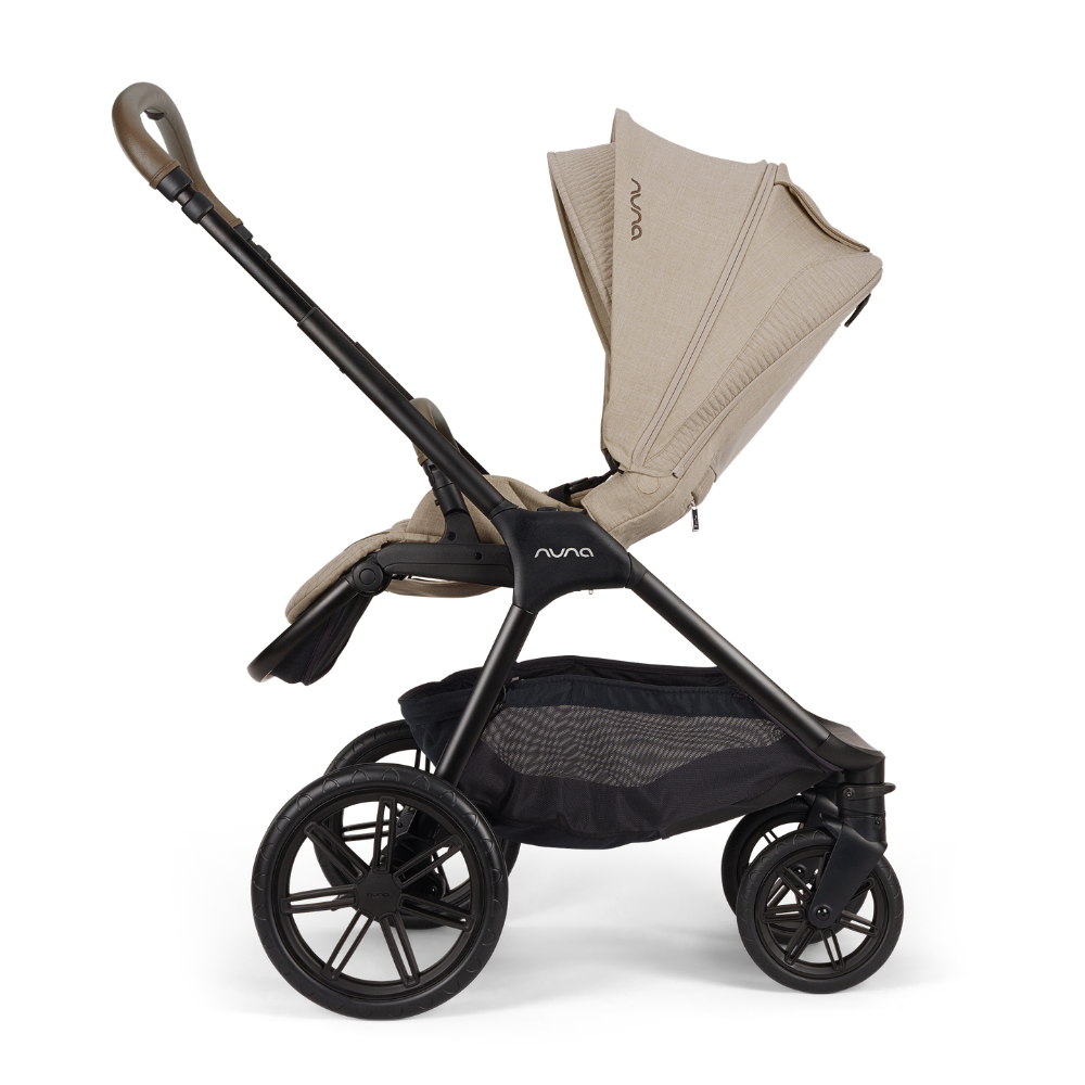 Nuna Triv lx in Chestnut mit Sitz schaut zu Eltern