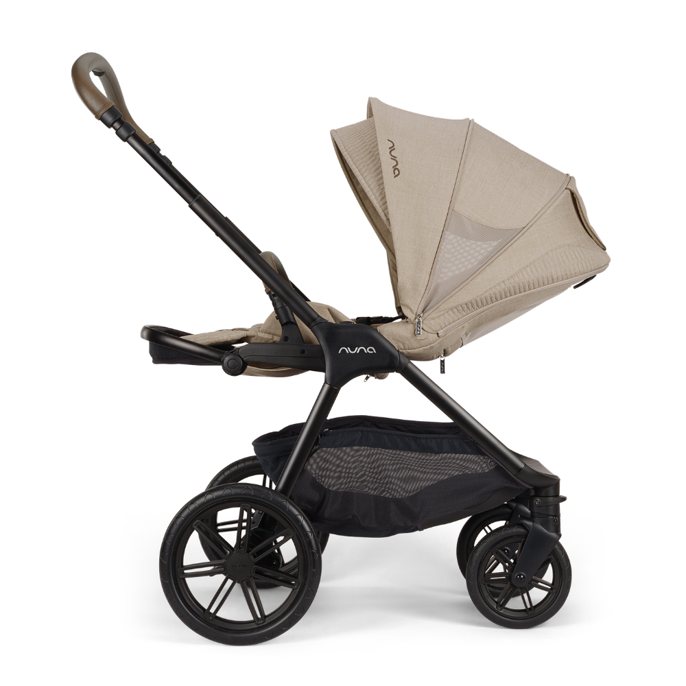 Nuna Triv lx in Cosmopolitan Sitz in Liegeposition mit Blick zu Eltern 