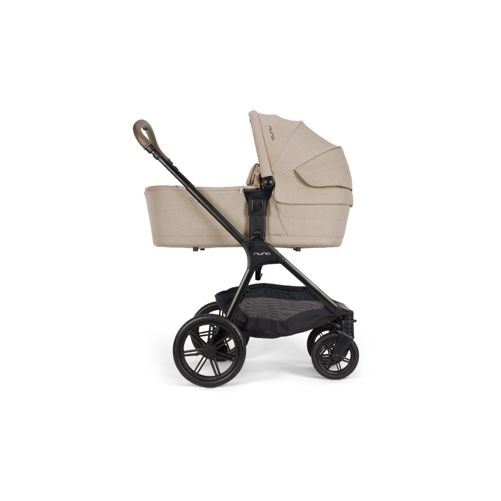 Nuna Triv lx mit Babywanne in Cosmopolitan auf weisem hintergund
