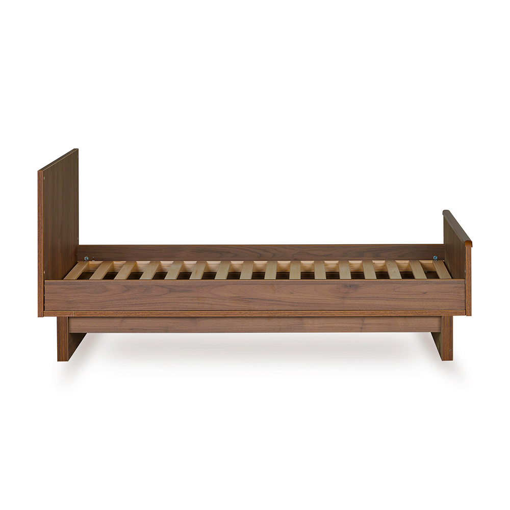 Quax Babybett- und Kinderbett 70 x 140 &#39;Kyo&#39; Walnut