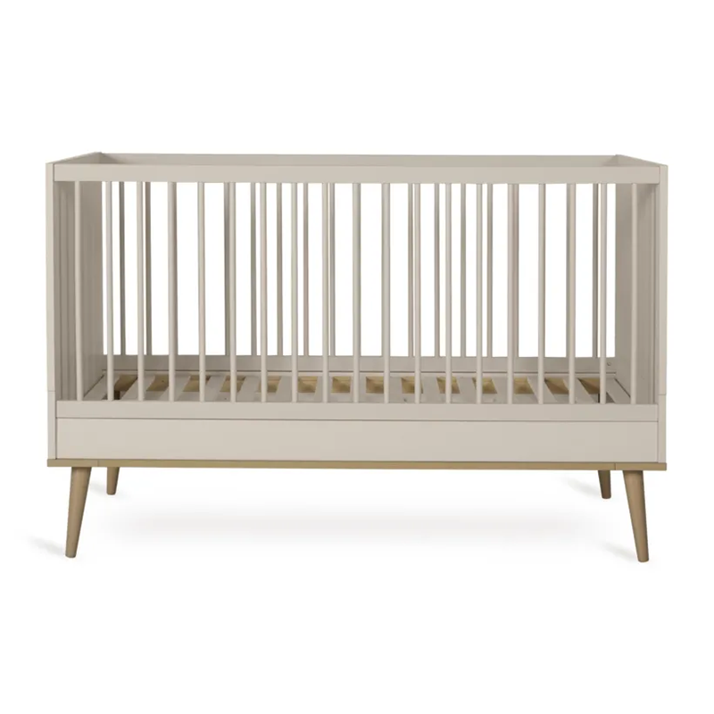 Babybett in Beige mit 4 Beinen aus massiver Buche.