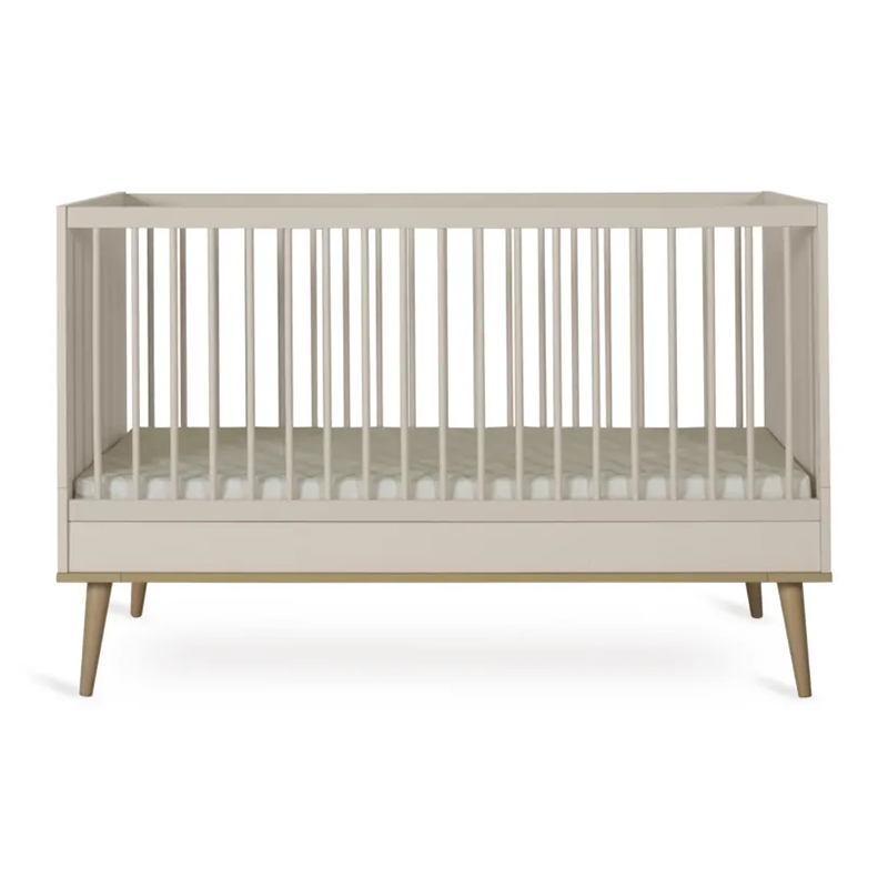 Babybett in Beige mit 4 Beinen aus massiver Buche.