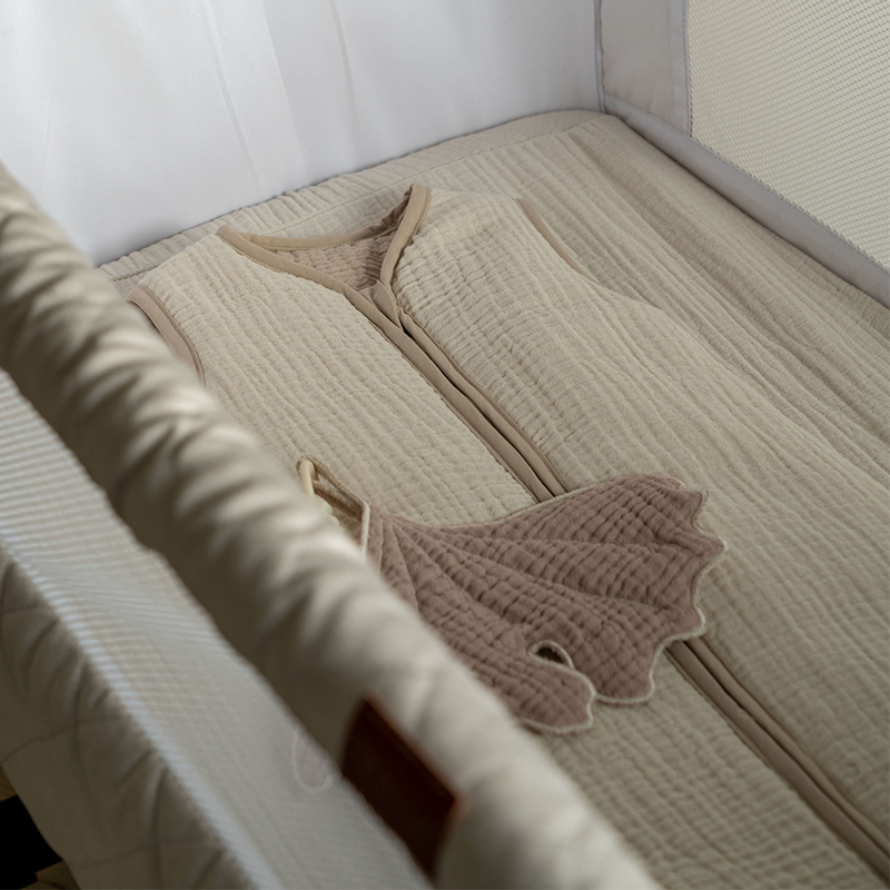 Aufnahme von oben vom Beistellbett für Babys  in Beige mit schwarzem Gestell von Quax.