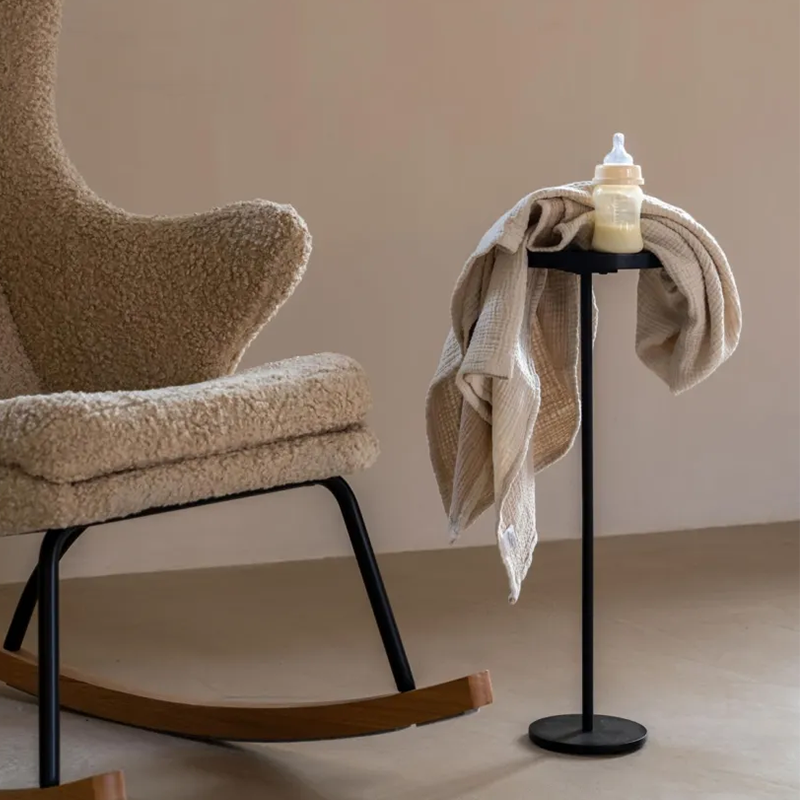 Beistelltisch mit runder Tischplatte in Schwarz von Quax. 