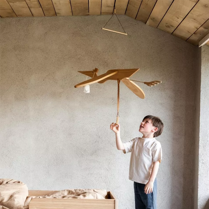 Pelikan-Mobile aus Holz fürs Kinderzimmer von Quax.