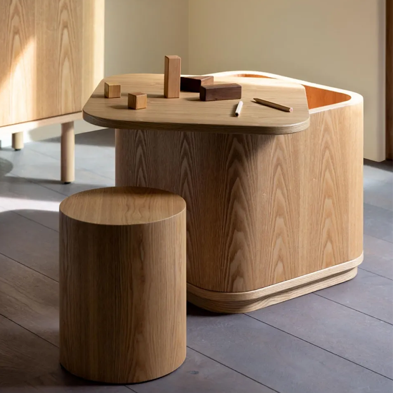 Beistelltisch aus Holz mit abnehmbarer Tischplatte von Quax. Mit Spielsachen drauf. 