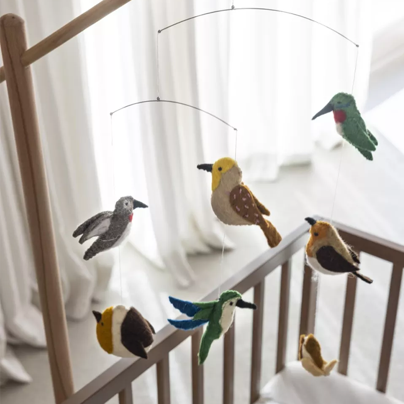 Vogelmobile mit 7 verschieden farbigen Vögeln von Quax.