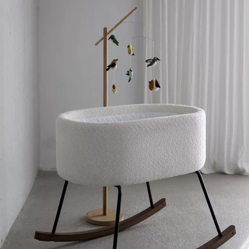 Vogelmobile mit 7 verschieden farbigen Vögeln von Quax.