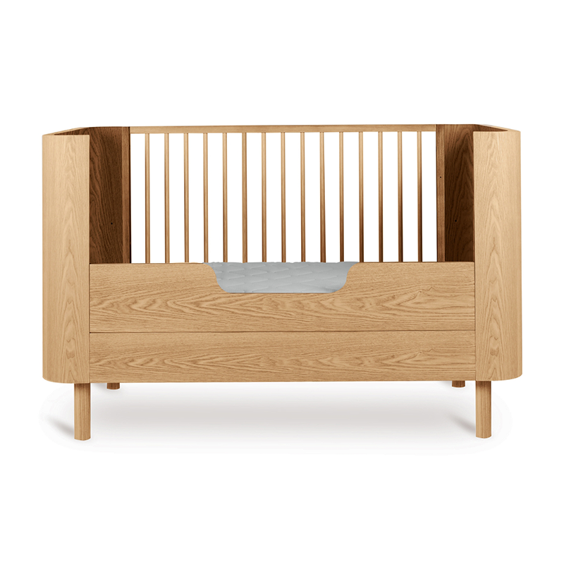 Kinderbett mit Matratze und Rausfallschutz aus Eschenholz von Quax.