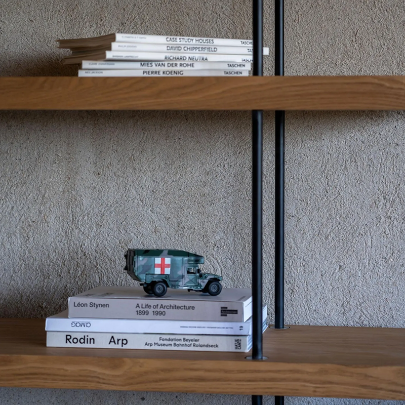 Nahaufnahme von Bücherregal mit Regalböden aus Eiche dekoriert mit Magazinen und Büchern von Quax.