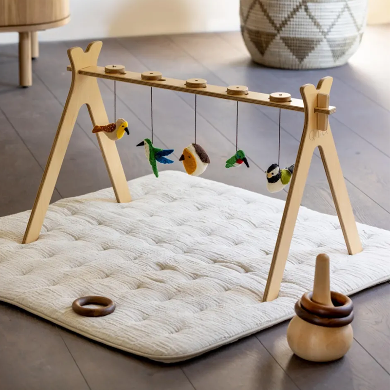 Jouez à l'arche avec les pendentifs oiseaux colorés de Quax.