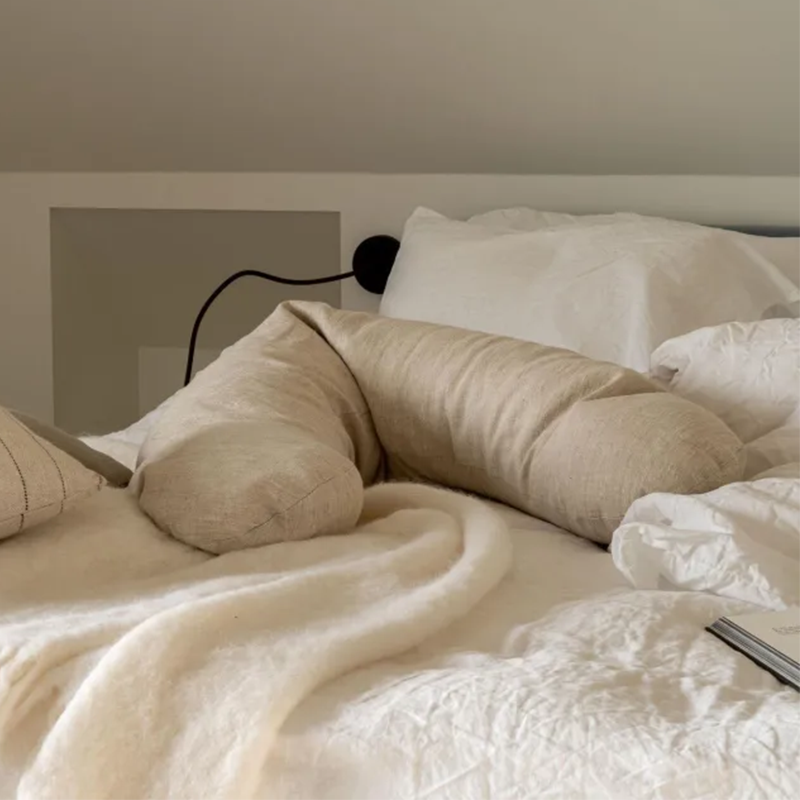 Stillkissen aus Leinen in Beige von Quax in einem Bett.