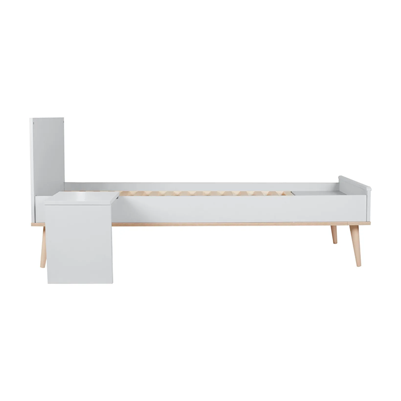Juniorbett mit Nachttisch in Weiss ohne Matratze mit Beinen aus Buchenholz von Quax.