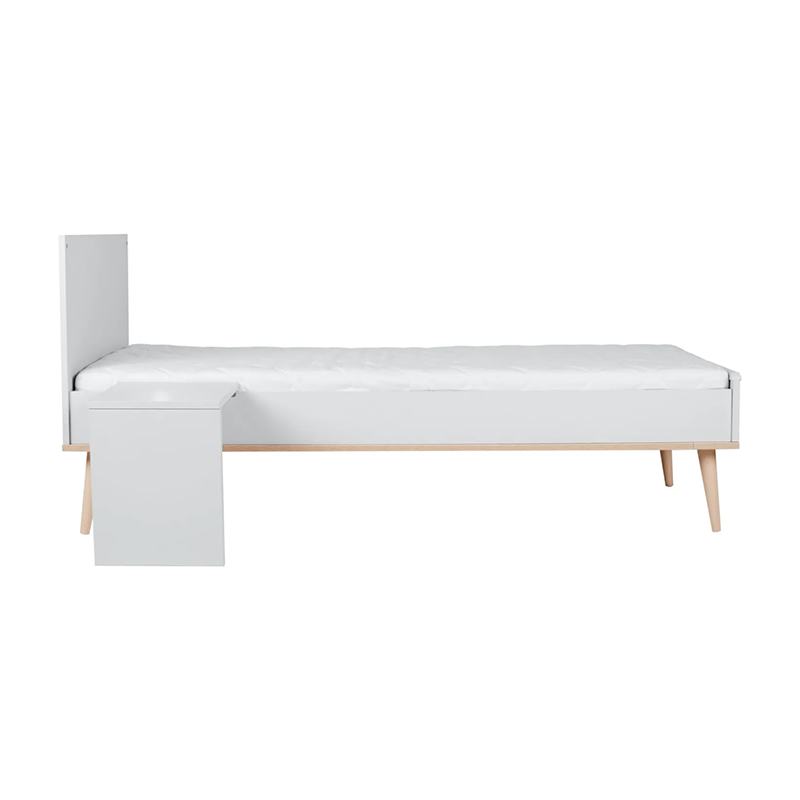 Juniorbett mit Nachttisch in Weiss mit Matratze mit Beinen aus Buchenholz von Quax.