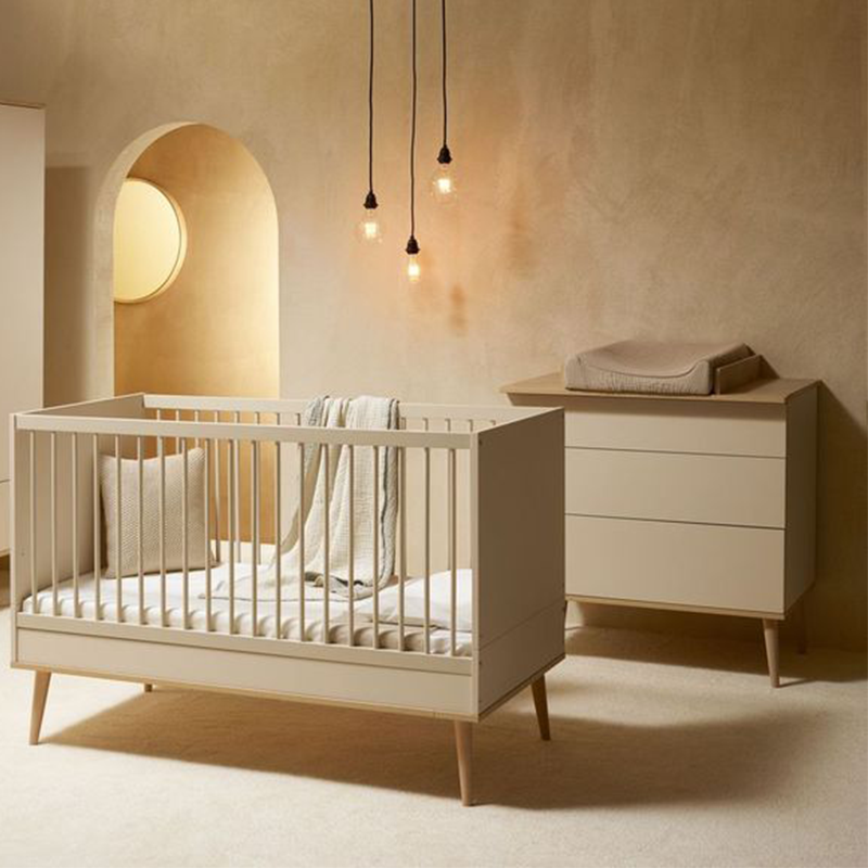 Kinderzimmer mit Babybett und Wickelkommode mit 3 Schubladen mit Füssen aus massivem Eichenholz von Quax.