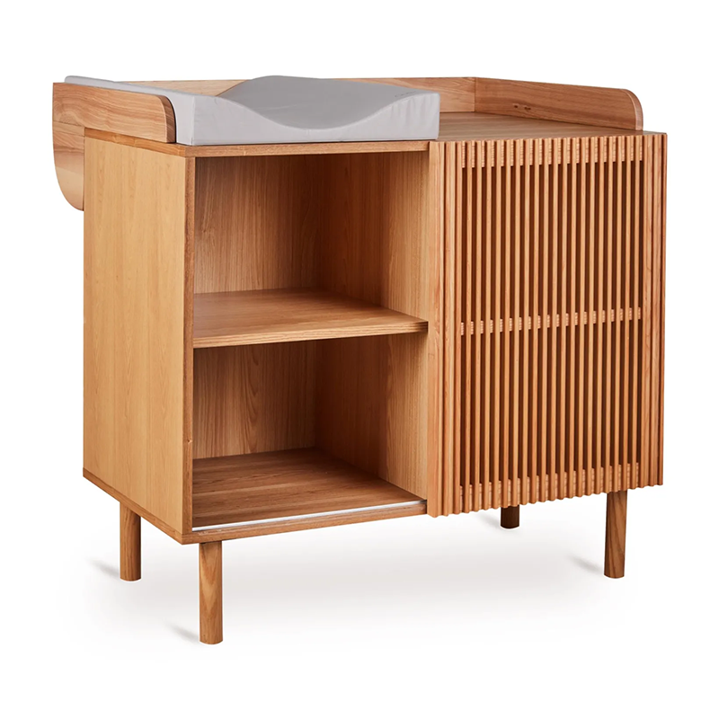 Wickelkommode aus Eschenholz mit Schiebetür von Quax.