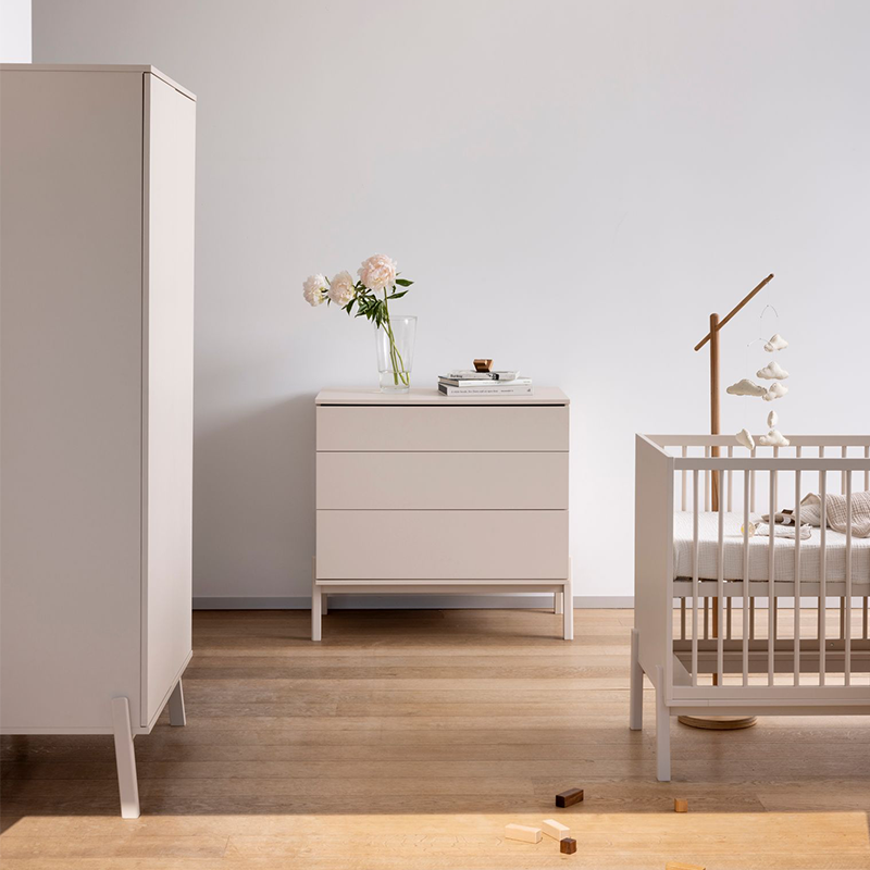 Babyzimmer mit Babybett, Mobile, Kommode und Kleiderschrank in einem hellen Lehmton von Quax.