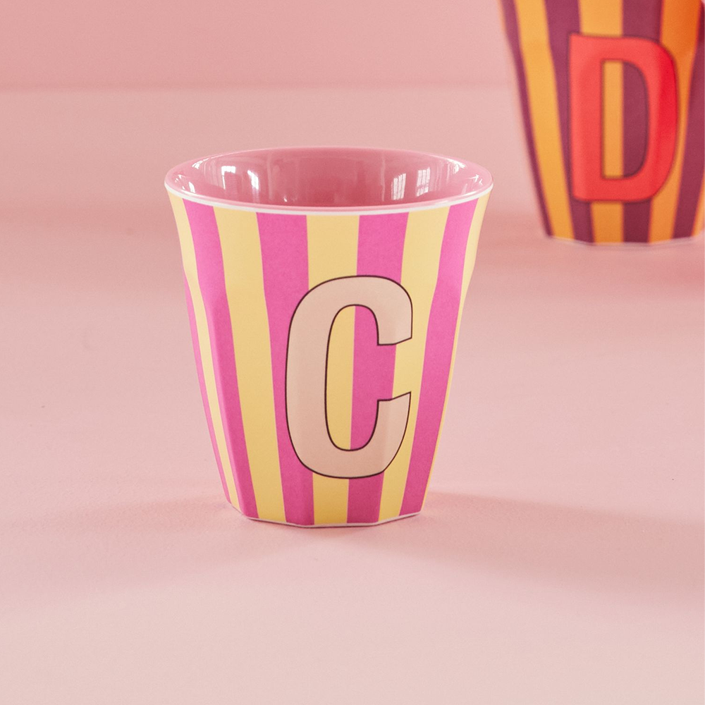 Rice  Melamin Becher Mittel &#39;Buchstabe C&#39; Multicolor Stripes Pink