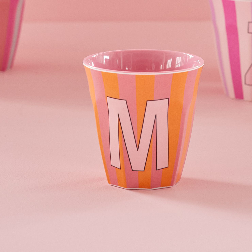 Rice  Melamin Becher Mittel &#39;Buchstabe M&#39; Multicolor Stripes Pink