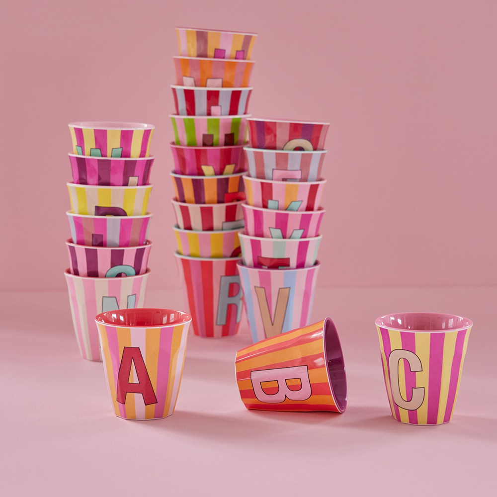 Rice  Melamin Becher Mittel &#39;Buchstabe M&#39; Multicolor Stripes Pink