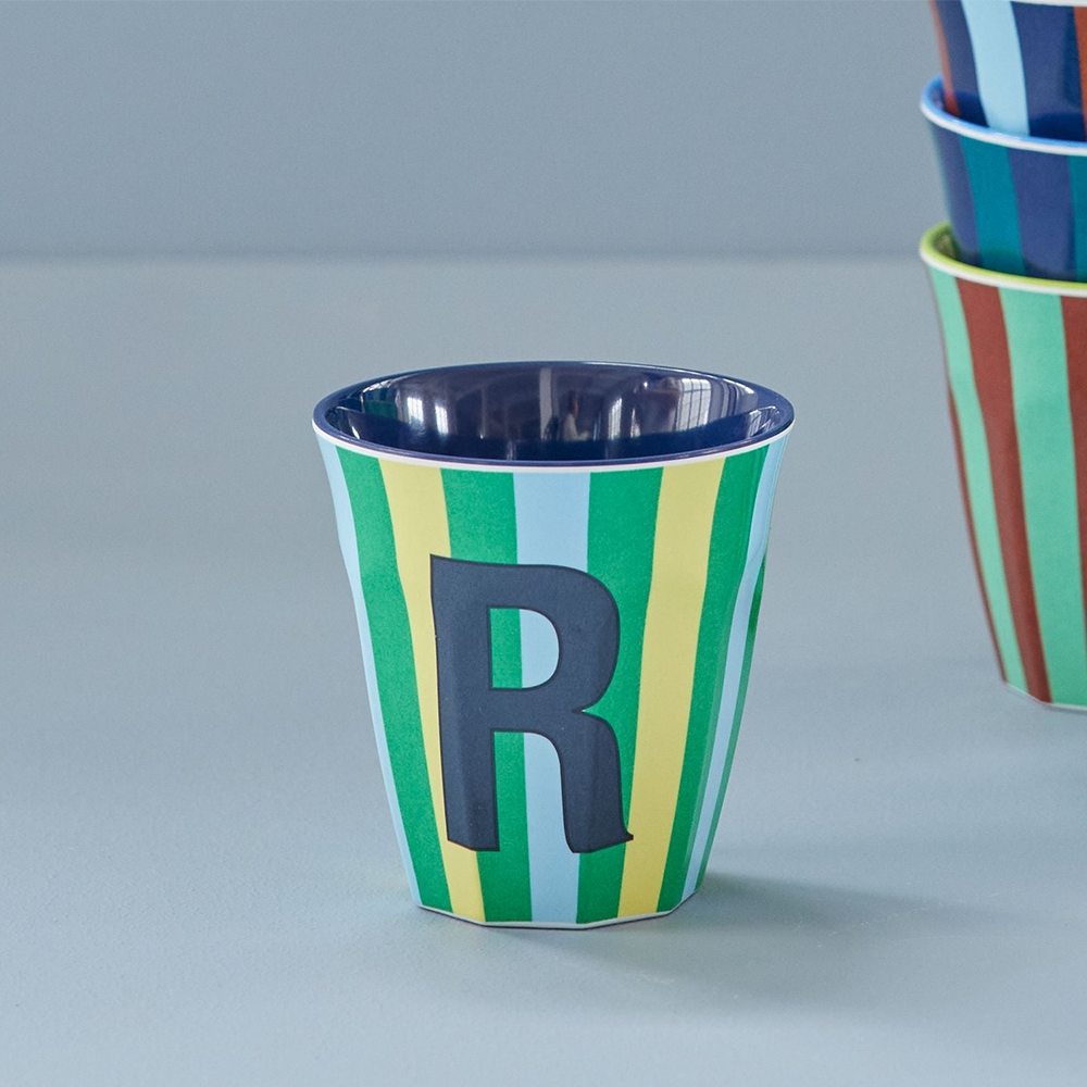 Rice Gobelet en mélamine moyen 'Lettre R' Rayures multicolores bleues