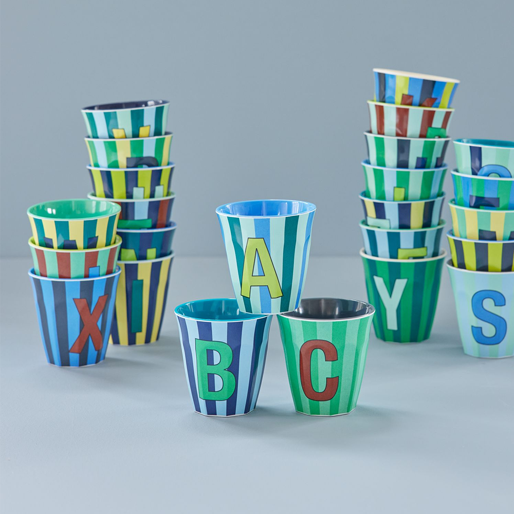 Rice Gobelet en mélamine moyen 'Lettre R' Rayures multicolores bleues