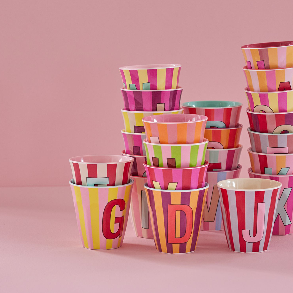 Rice  Melamin Becher Mittel 'Buchstabe V' Multicolor Stripes Pink - Online MY SNOWFLAKE
