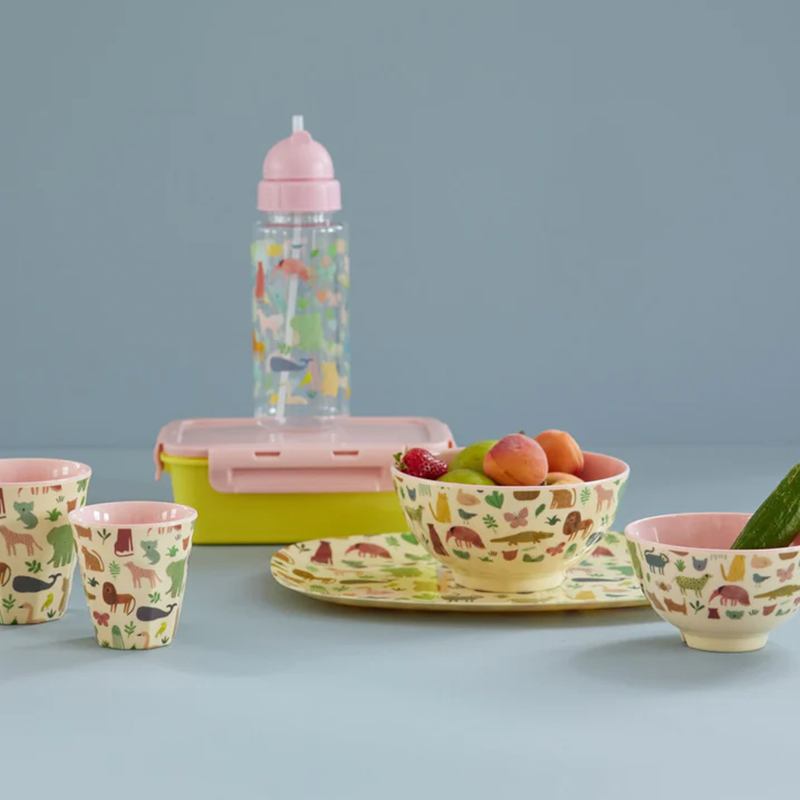 Rice Kindergeschirr aus Melamin &#39;Sweet Jungle&#39; in Pink. 